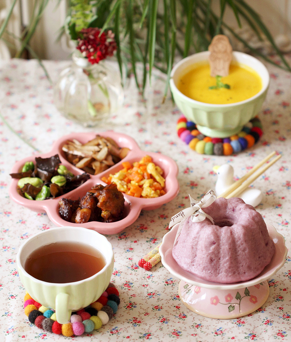 周一早餐:紫薯发糕 四样小菜 奶油南瓜汤 红豆薏仁水.