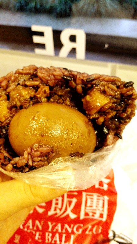 【南阳路粢饭团】乌米饭包裹着一颗大卤蛋~好吃~喂饱早晨不太清醒的胃