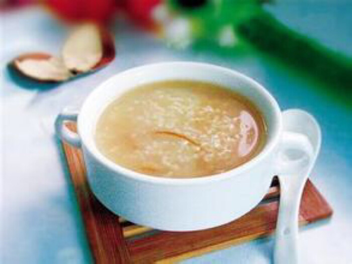 【夏季补气第一食疗方--黄芪粥】盛夏补气喝碗黄芪粥,通过"三煎三煮"
