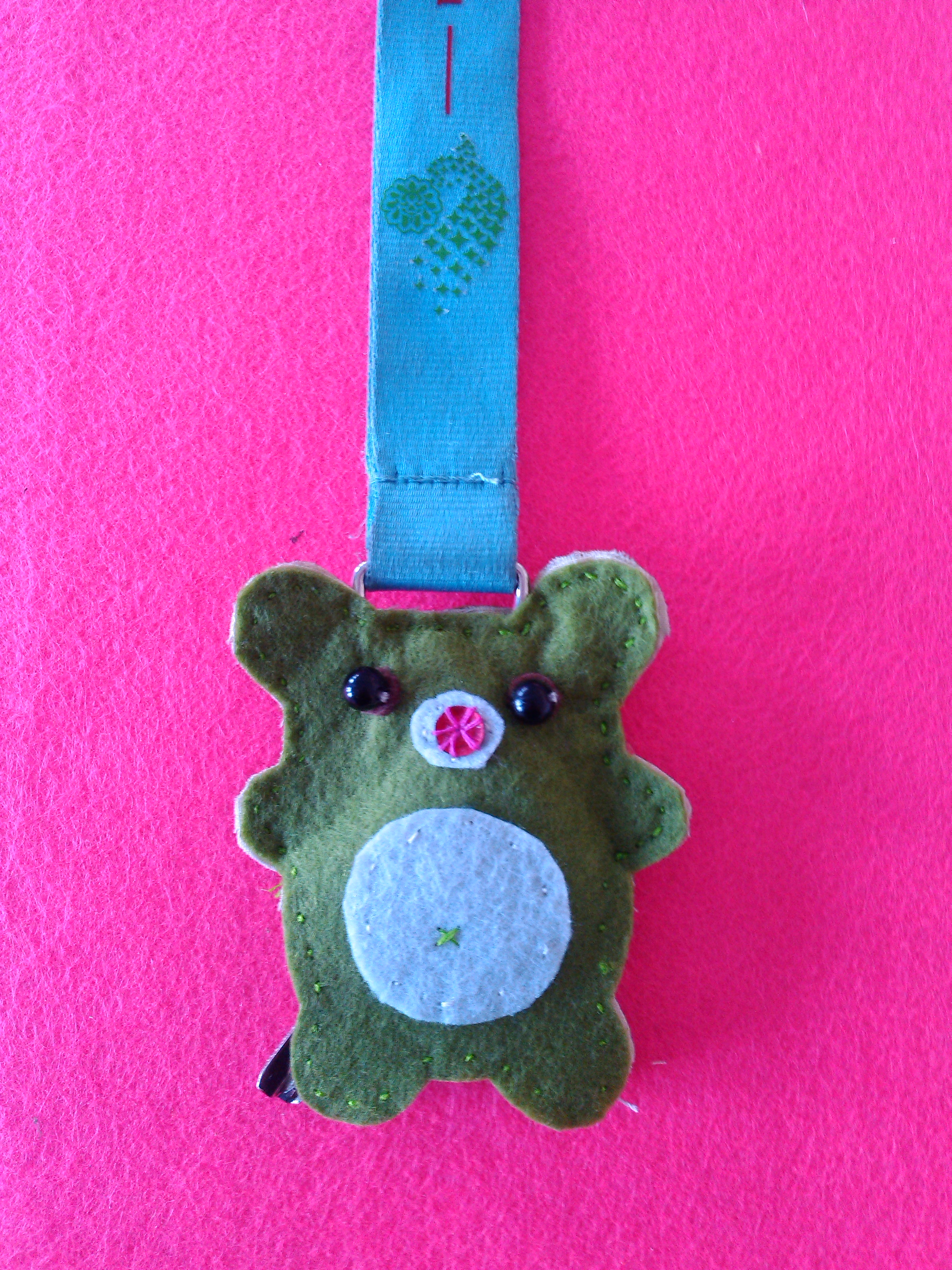 巧手精灵的不织布作品《可爱的小熊钥匙套》