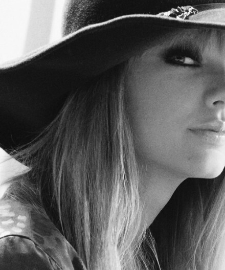 一组黑白系列的霉霉