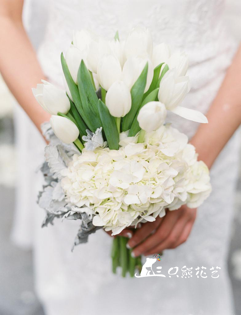 清新又不失优雅的郁金香手捧花