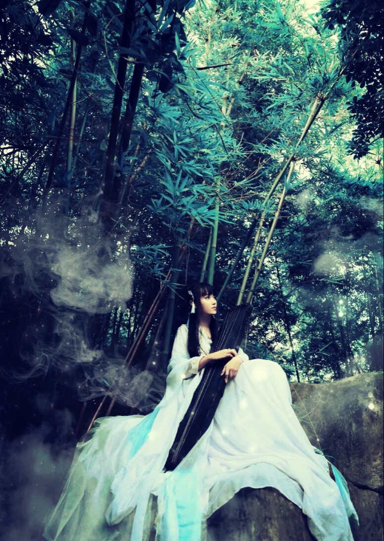 竹林中,你怀抱伏羲古琴,望向天空,琴音 情音