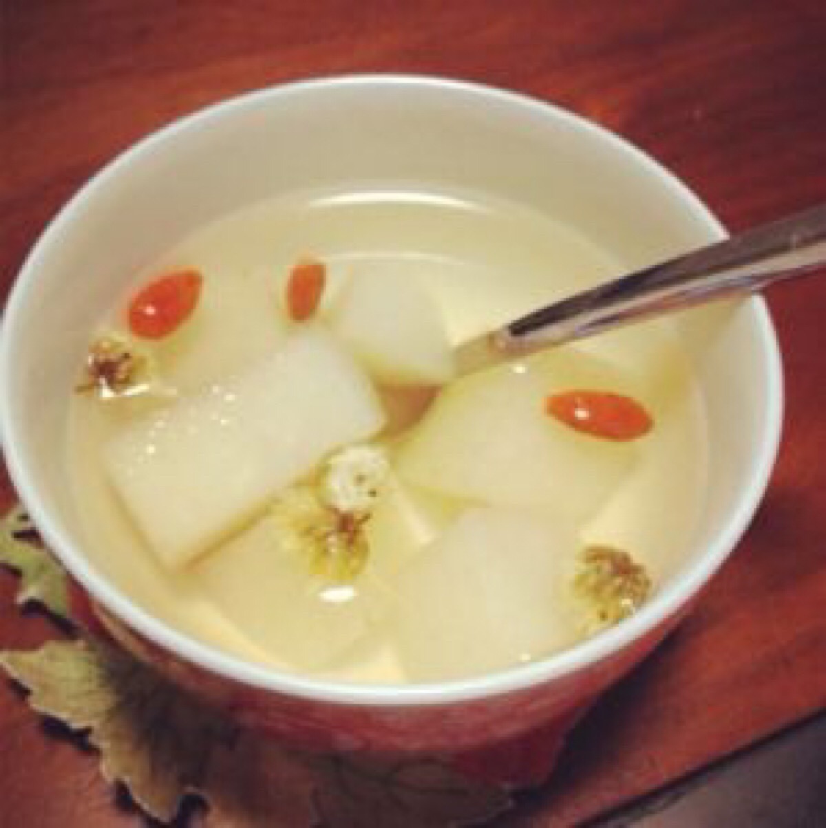 嘿嘿,我这倒是有个治疗咳嗽的小秘方,两颗雪梨 一根白萝卜 冰糖(根据