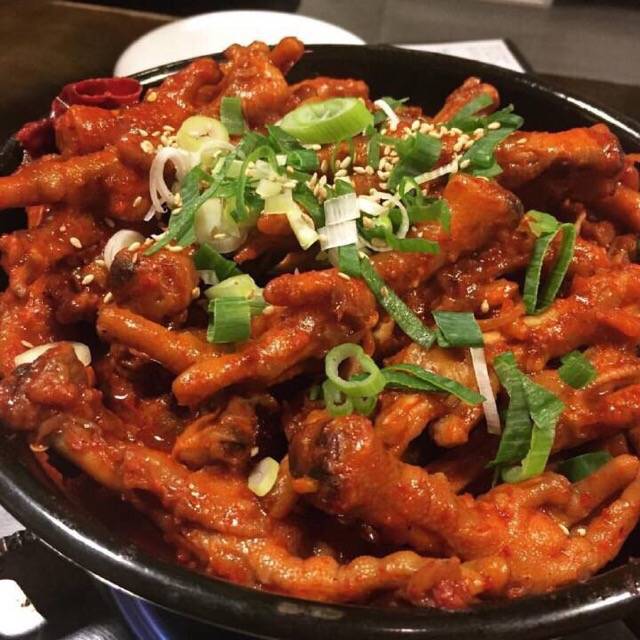 虎皮凤爪 材料:鸡爪,植物油,食盐,姜,老抽,生抽,耗油,生分,八角,桂皮