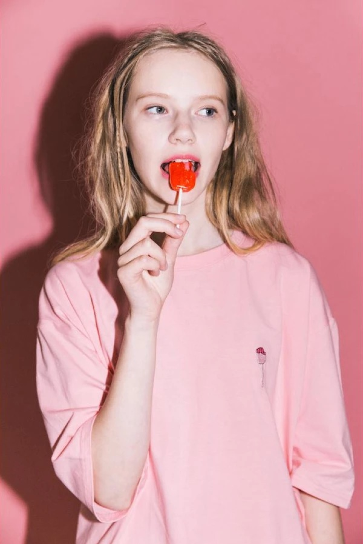 janelicher 欧美模特 少女 金发 壁纸 粉色系随手点赞关注哦by 初见你