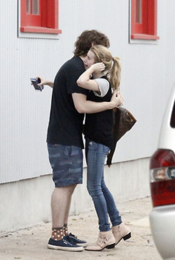 [07/16] emma和evan在街头拥抱 &amp; cry.