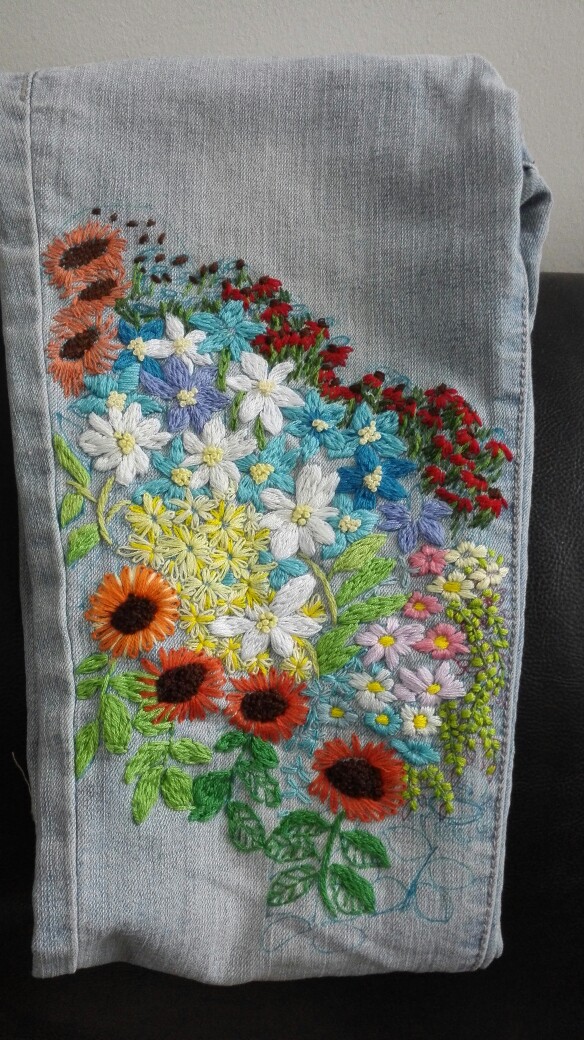 尚未完成的牛仔裤刺绣 对花朵,配色,针法的掌握是绝对的慢工啊