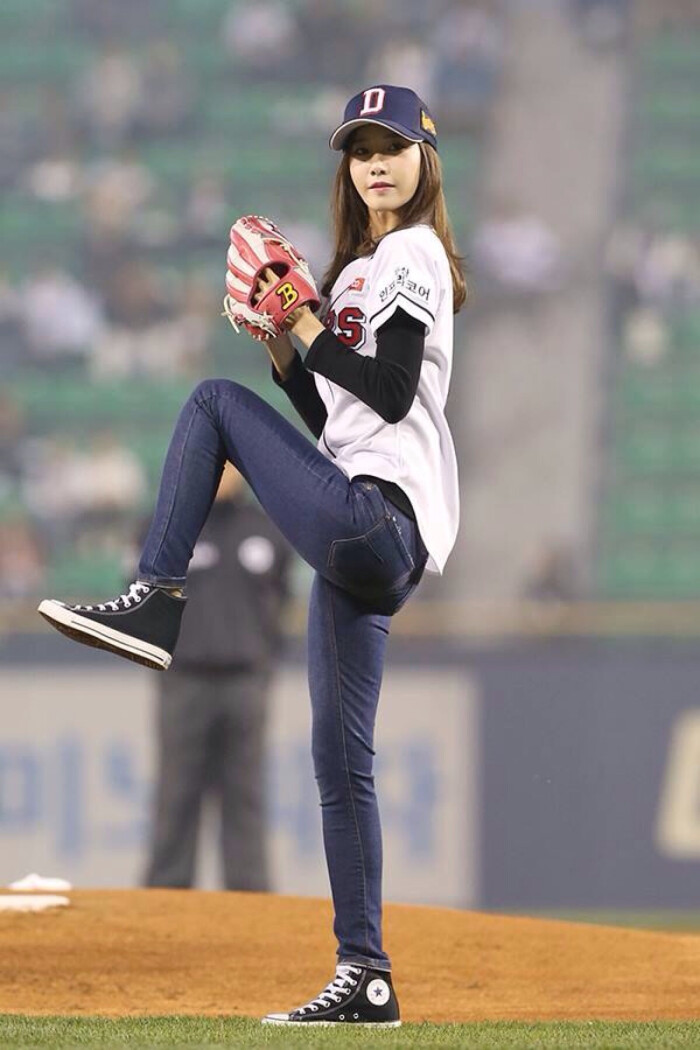 林允儿棒球投球手