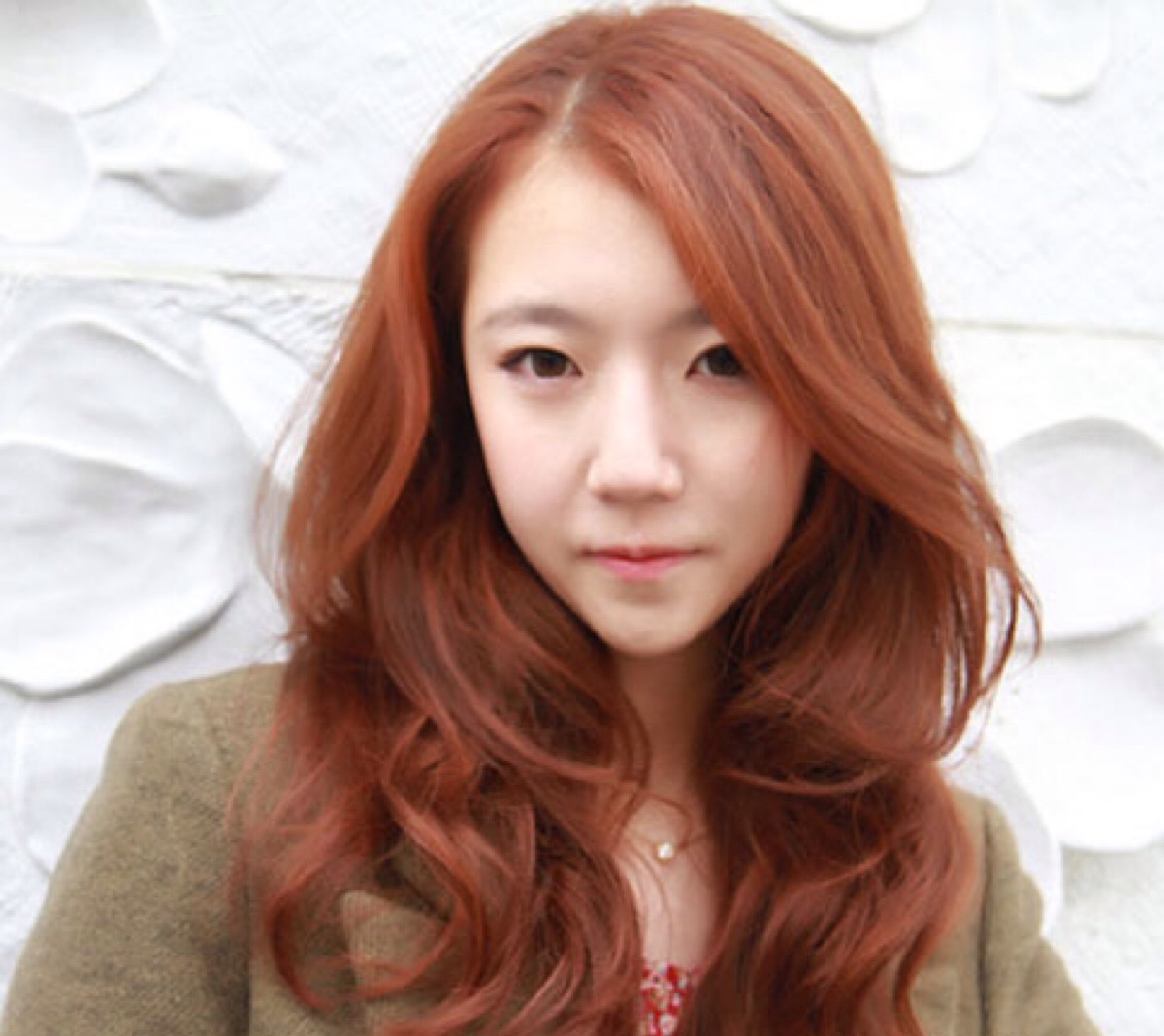 韩式的斜分刘海加上棕色卷长发显得俏皮可爱,披肩的卷发不仅修脸,而且