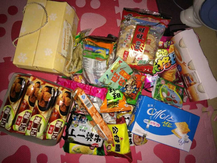 一堆零食