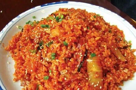 【辣白菜炒饭】1)培根,泡菜切成小片,洋葱,蒜,小葱末切碎.