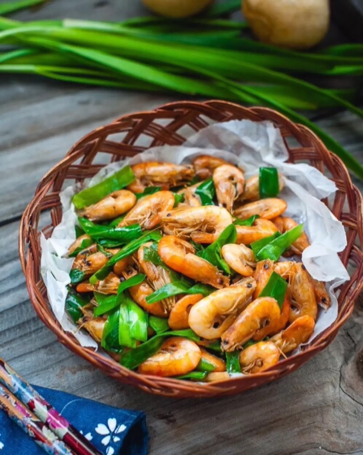 【韭菜炒河虾】原料:河虾150克,韭菜100克,姜2片,小葱,黄酒,生抽,盐