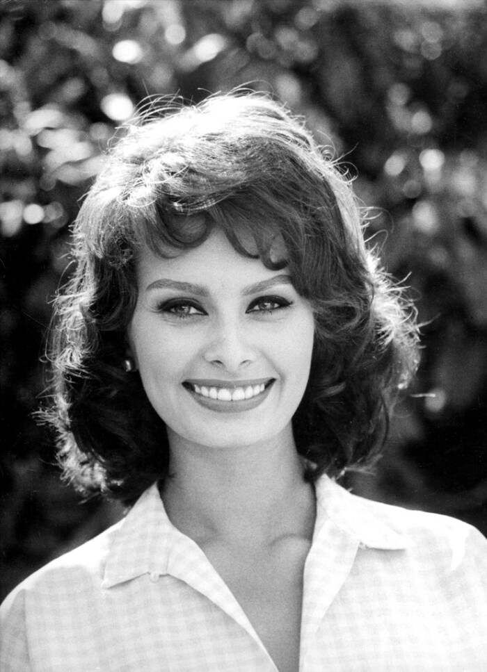 【索菲亚·罗兰(sophia loren)】,1934年9月20日]出生于意大利罗马.