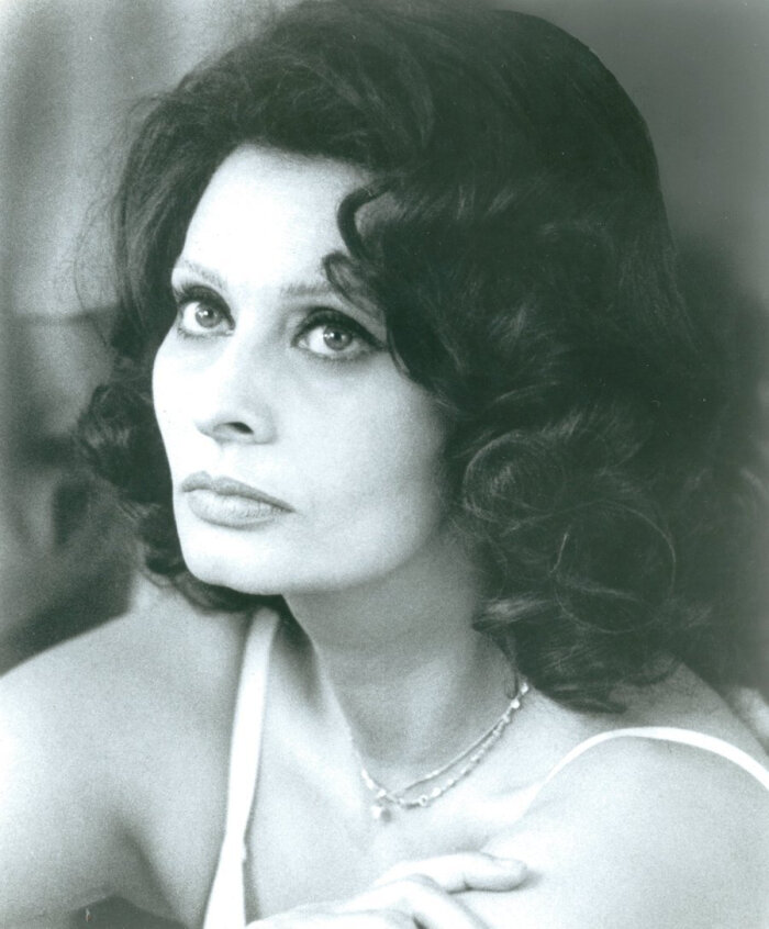 【索菲亚·罗兰(sophia loren)】,1934年9月20日]出生于意大利罗马.