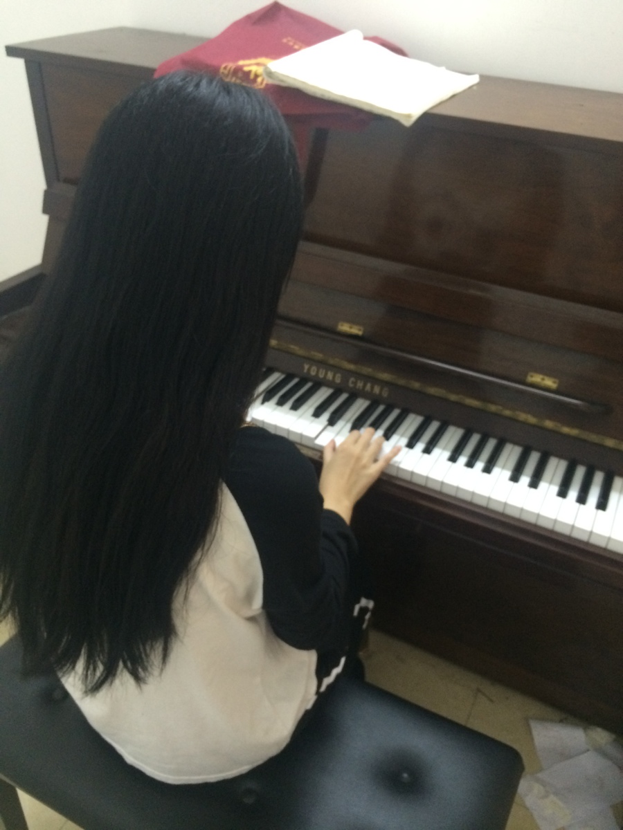 弹钢琴女生背影真实图片