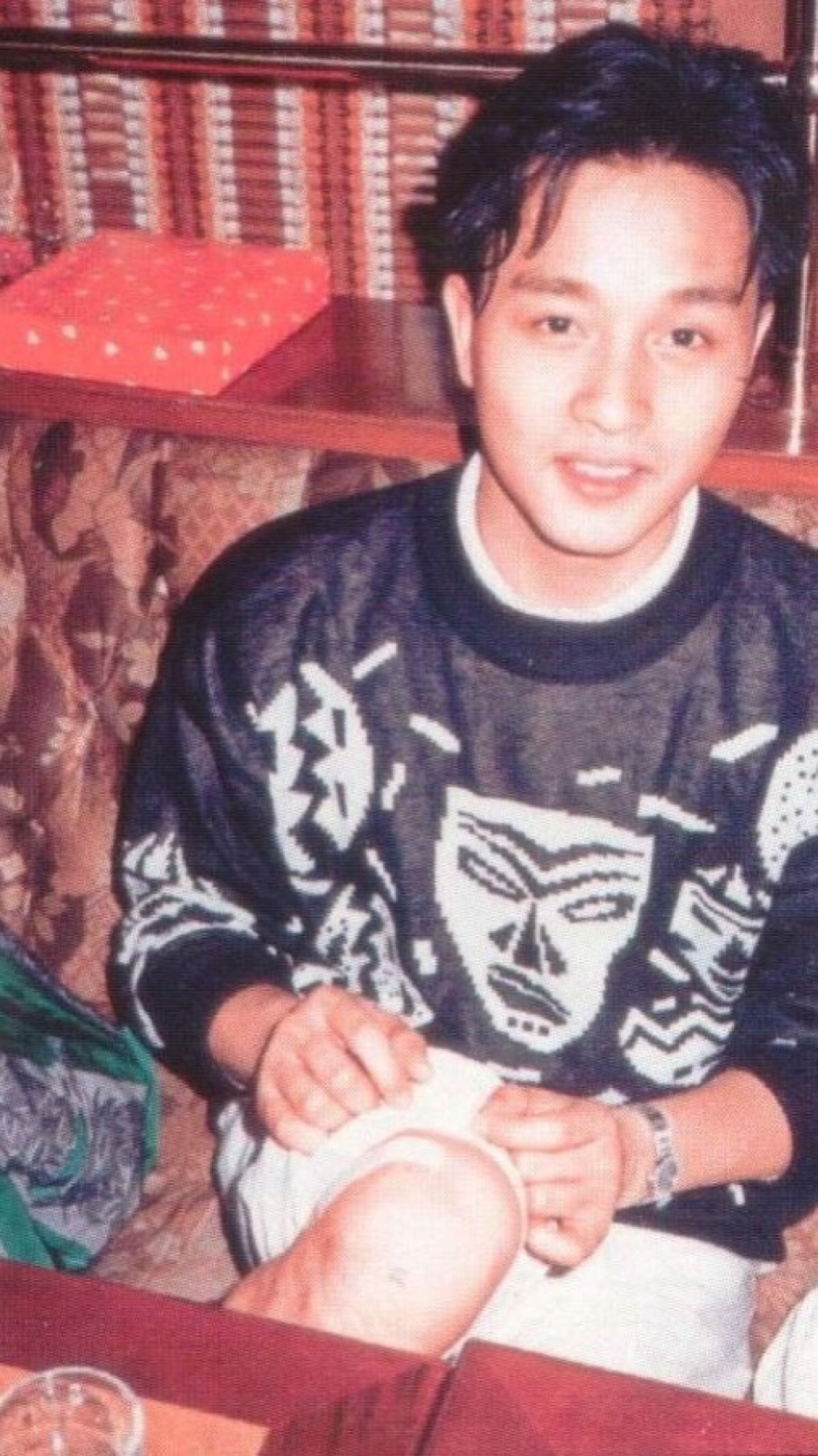 哥哥张国荣 嫩嫩的小小荣 iphone尺寸壁纸 (这张照片其实不适合当壁纸