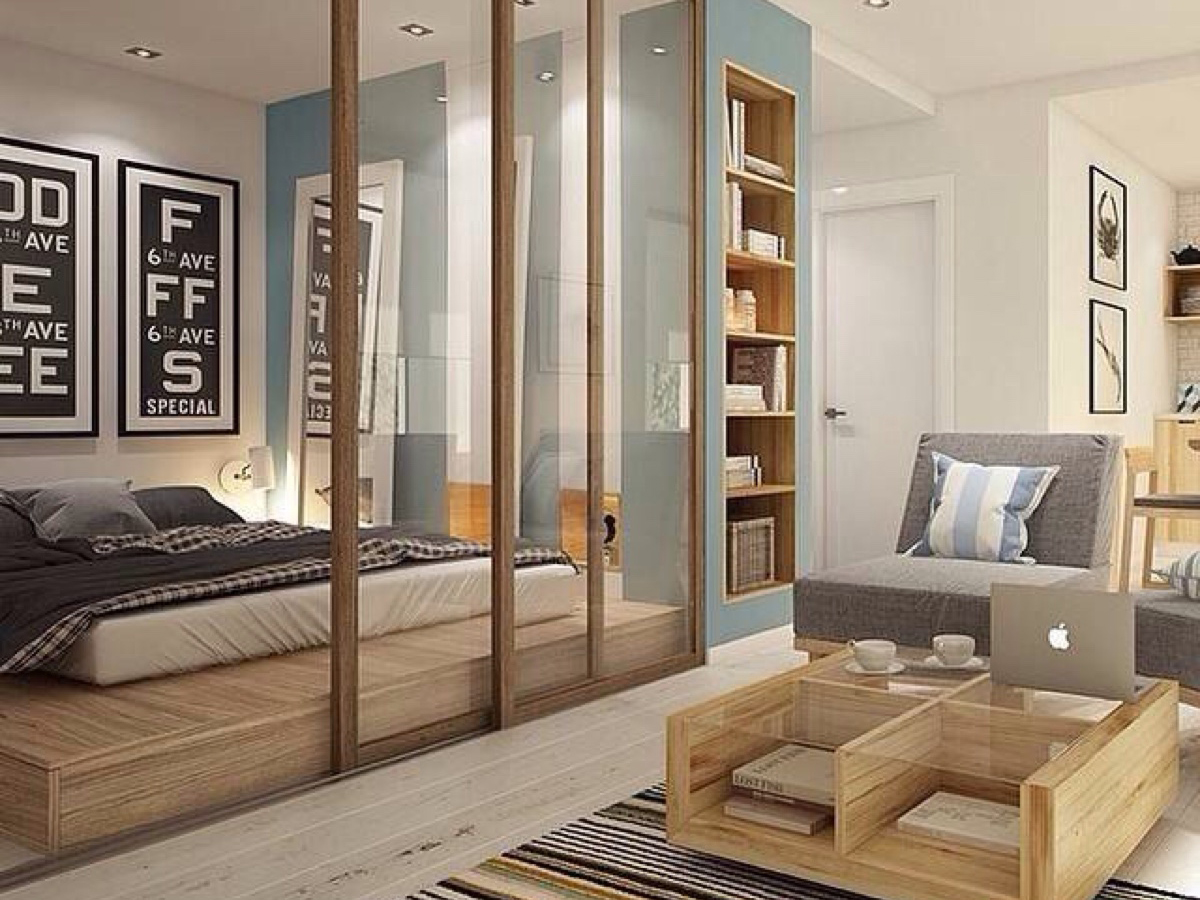 房子面积不大,因此利用木框玻璃移门来作为空间隔断,使客厅与卧室完美