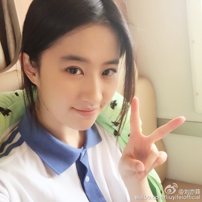 4.16微博自拍图刘亦菲校服自拍神女壁纸手机美图手势生恋爱对比前后图片