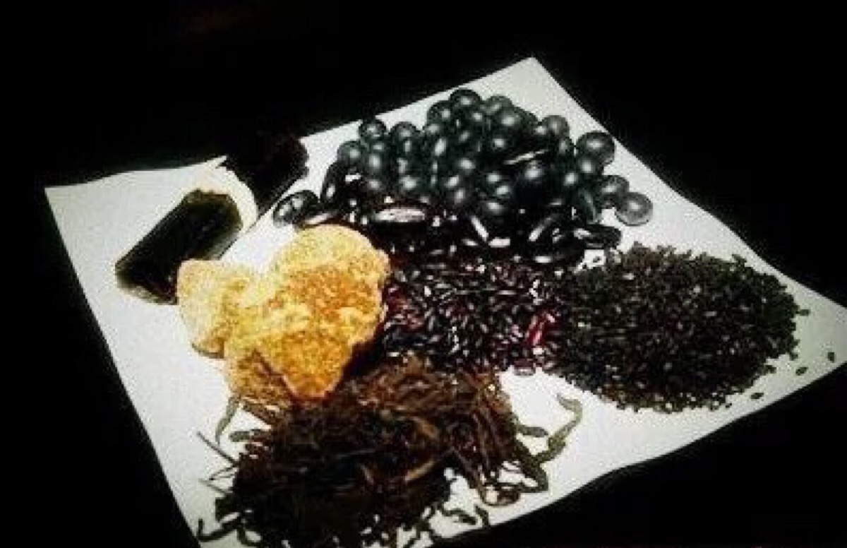 【冬天黑枣冰凉】1,可多吃黑色食物,如黑米,手脚,黑豆,黑芝麻几只鸭有十条腿图片