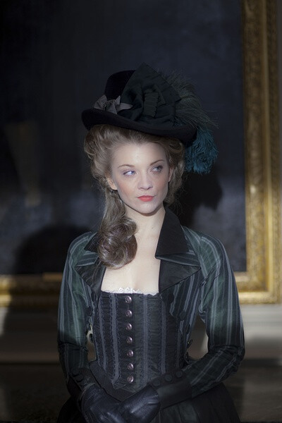 饰演lady seymour worsley,一个因放荡事迹震惊18世纪英国的女人,她