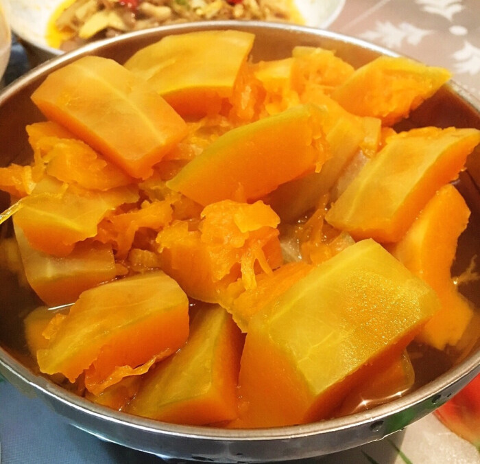 【懒人蒸南瓜保证原滋原味】老南瓜切成块.想要好看就整齐摆放在盘中.