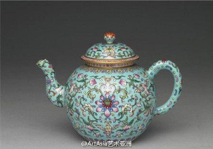 乾隆松石绿地粉彩花卉茶壶