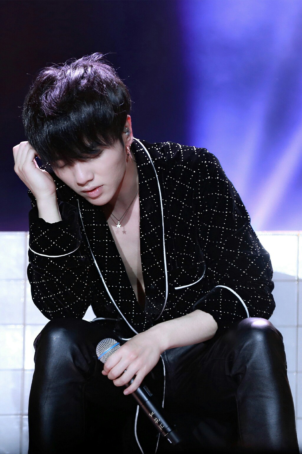 华晨宇 火星演唱会 高清壁纸 安静起来 太美图片