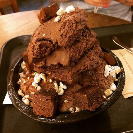 明洞咖啡店里的triple chocolate刨冰