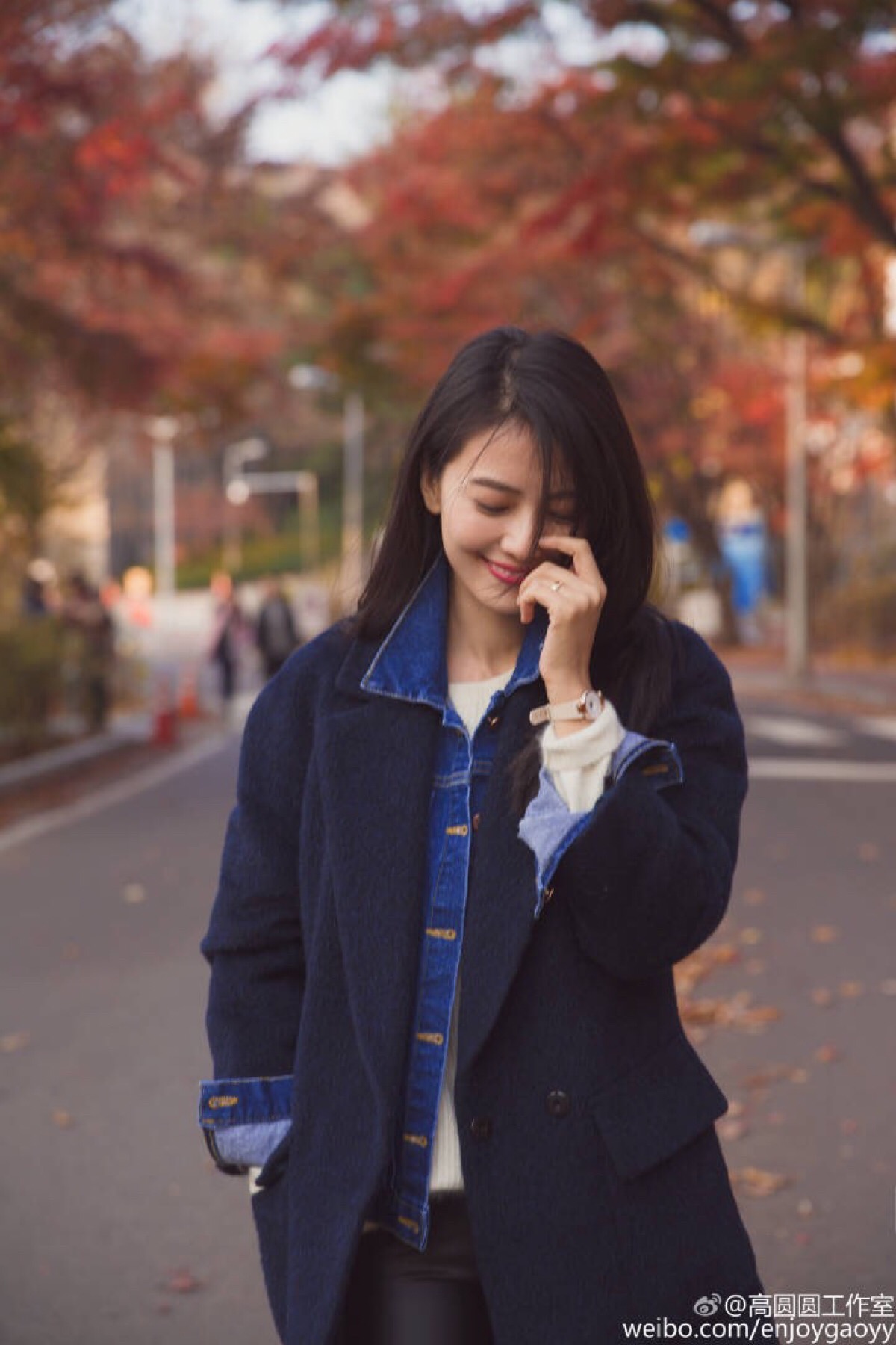 高圆圆在韩国梨花大学路上的最新街拍