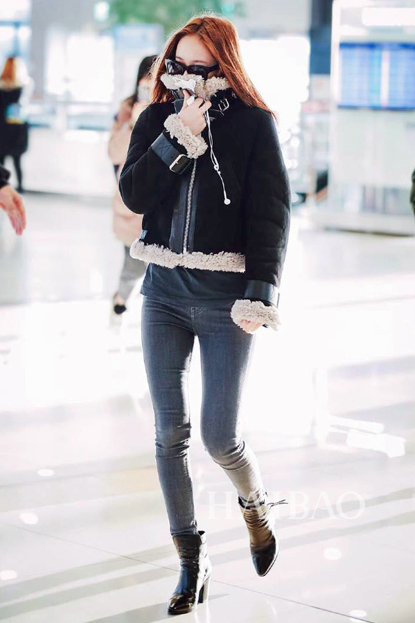 krystal——黑色拼接羊羔毛绒夹克,搭配黑色牛仔裤和sa