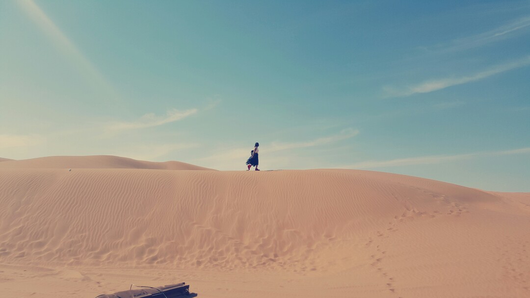 行走在沙漠中孤单