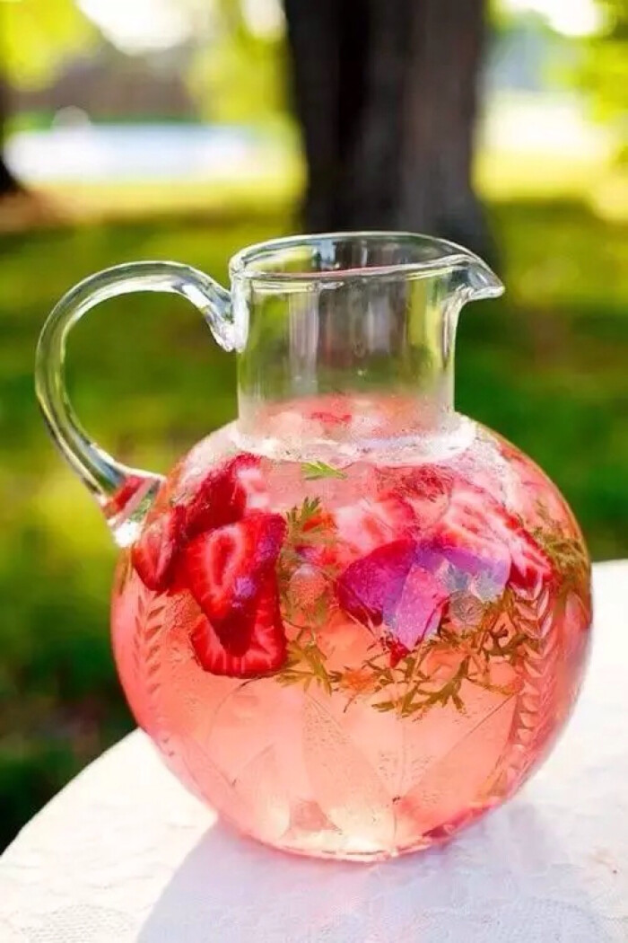草莓茶 草莓原汁10ml加水300ml蜂蜜2匙,红茶一包.