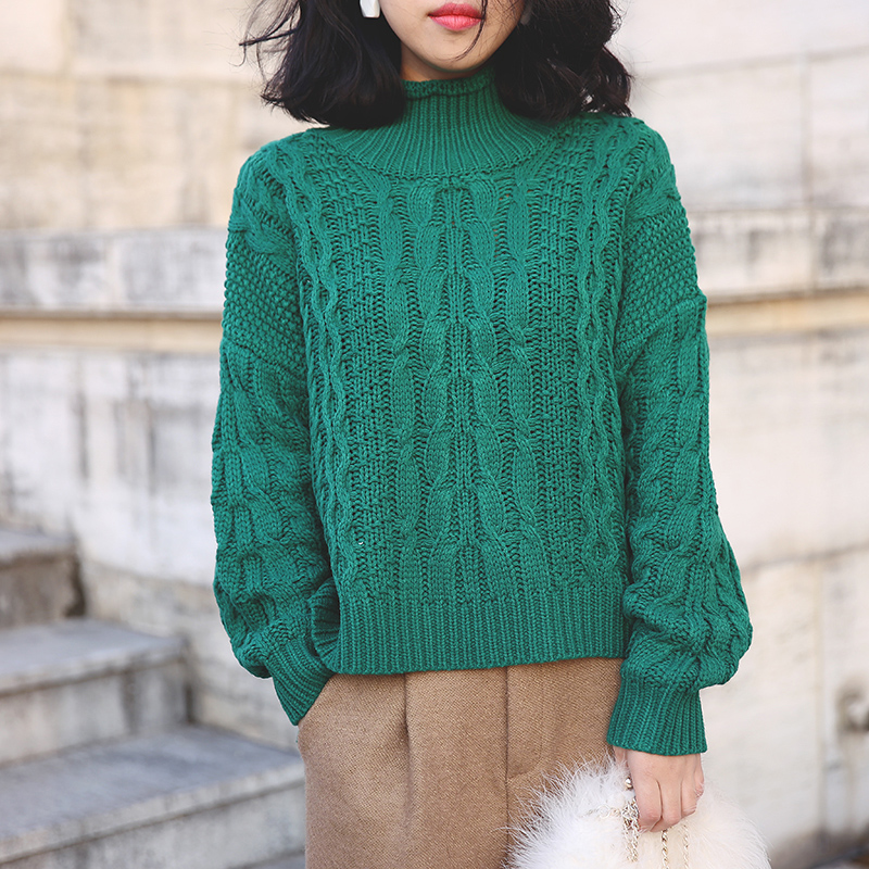 美丽的皇帝 圣诞节绿色麻花粗棒针小高领立领前短后长套头毛衣女