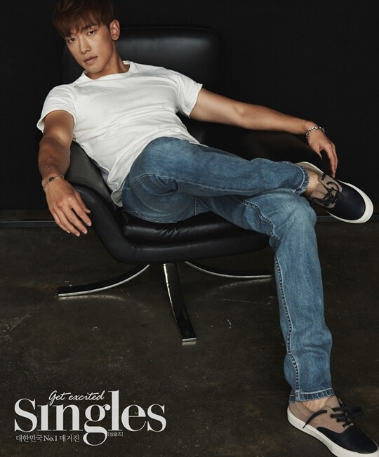 男友look吸引眼球】rain最近为某杂志拍摄的画报公开,照片中以舒适的