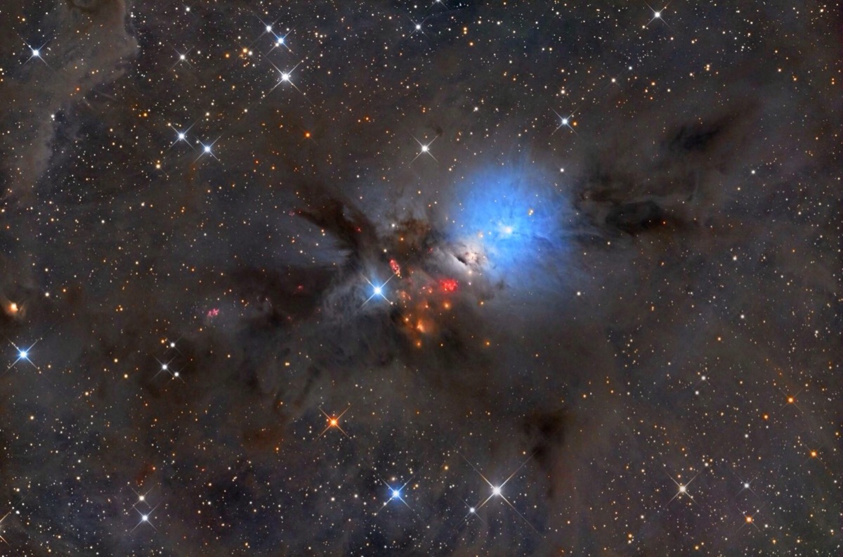 每日一天文图,ngc 1333,是英仙座的恒星孕育场,位于英仙座方向,距离