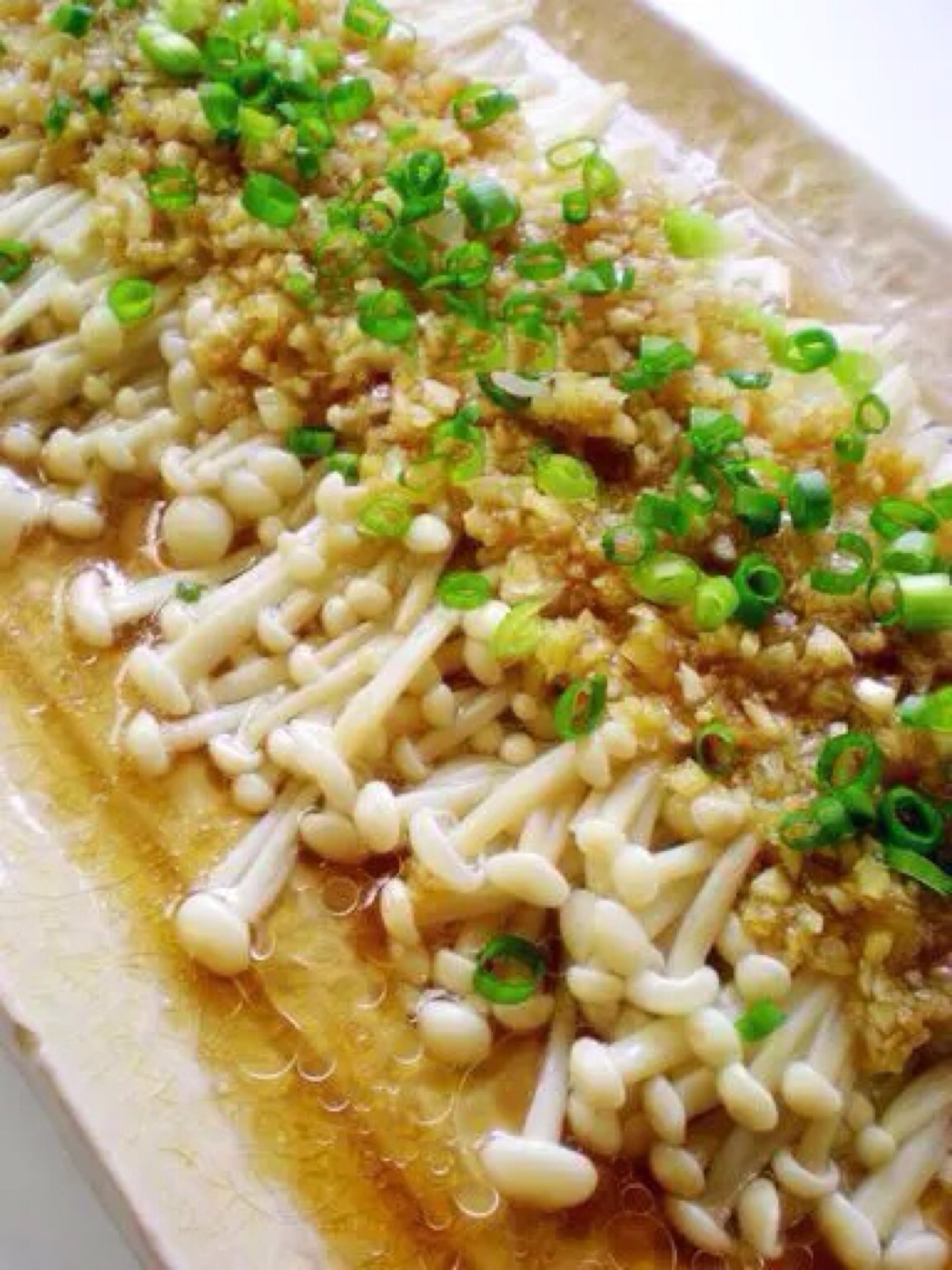 【蒜蓉蒸金针菇】 材料:金针菇1包,大蒜1头,葱花,盐,生抽,白糖 做法