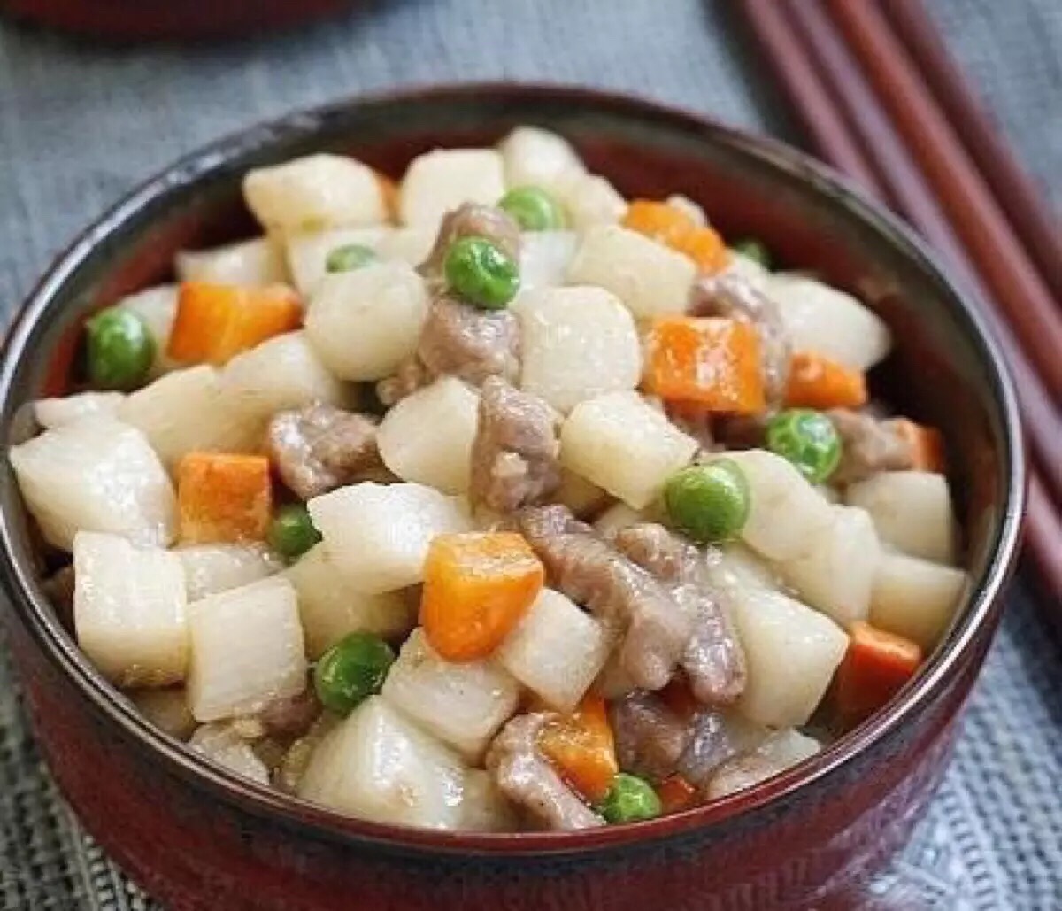 放入胡萝卜和山药翻炒,放入豌豆粒后调入味精和1200_1029