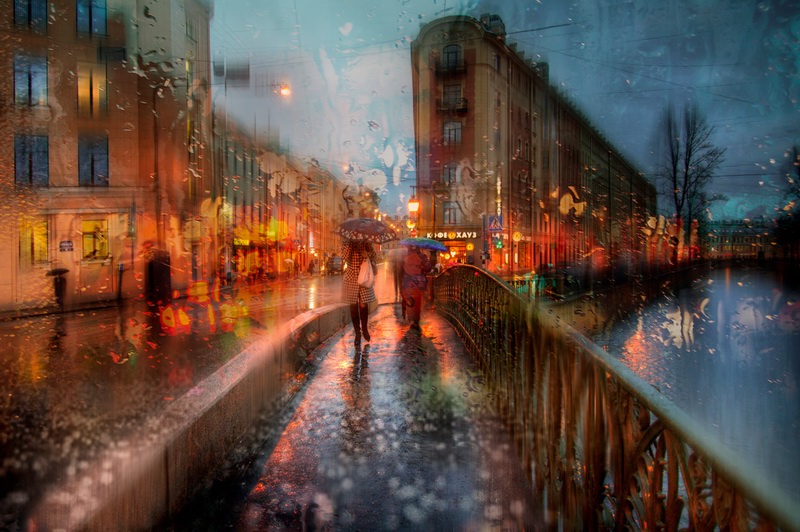 不久前我们曾经领略了法国摄影师christophe jacrot拍摄的雨中城市