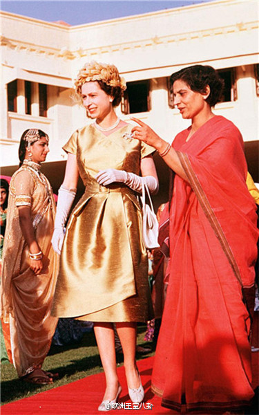 1961年英女王伊莉莎白二世访问印度时利索的金色a字裙