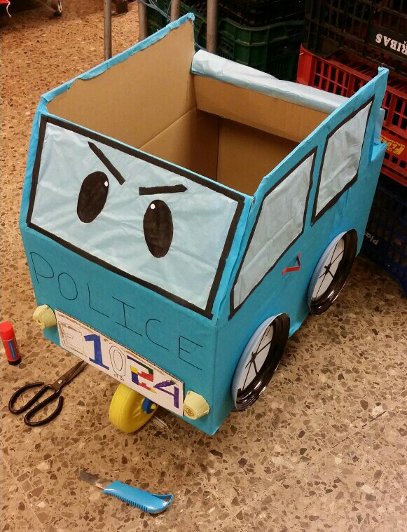 纸箱做的车子