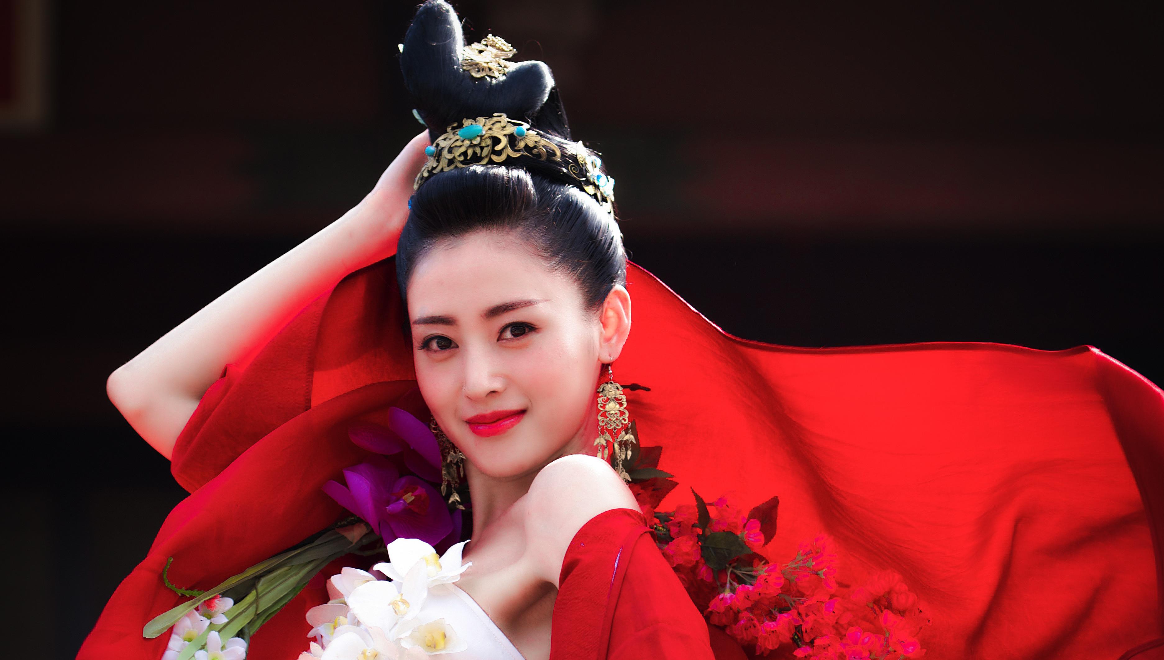 张天爱 