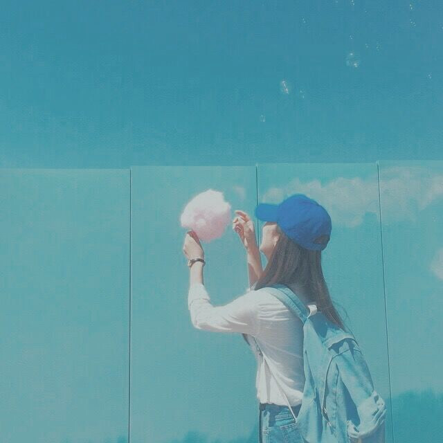 天蓝色女生背影头像