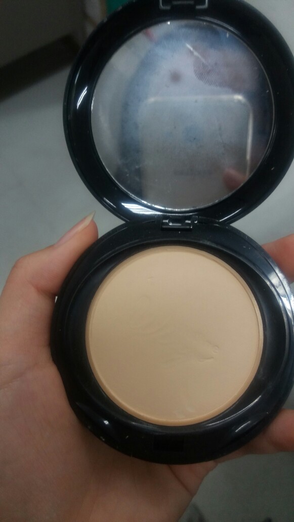 泰国国民化妆品mistine的羽翼粉饼,一开始我是不愿意买这个的,但是我