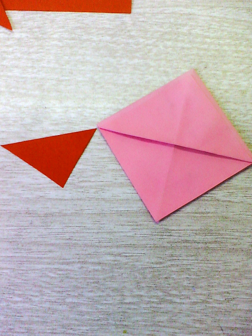 用纸剪出等腰三角形图片