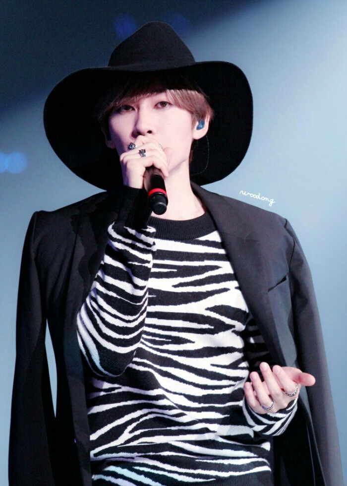 他唱歌时候温柔,跳舞时候惊艳,搞笑时候神经,嗯,知道