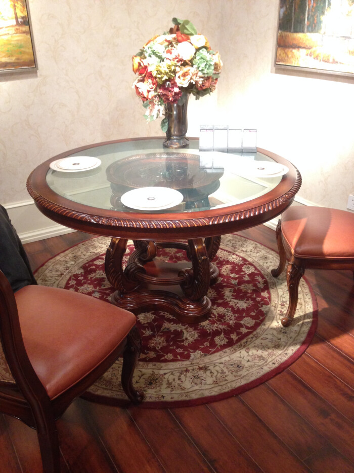 品牌:亚振,尺寸1.36m,带玻璃,其他是纯实木,桌子价格1.