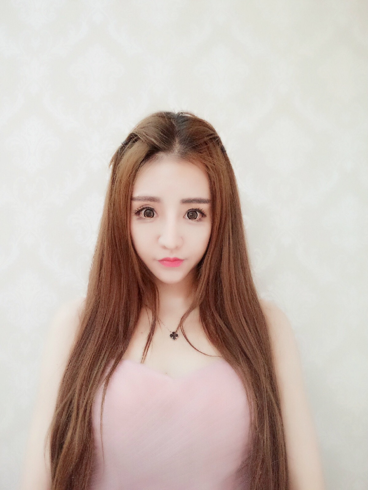 夏后,出生于广西防城港市,90后原创歌手,演员,平面模特,词曲作家.