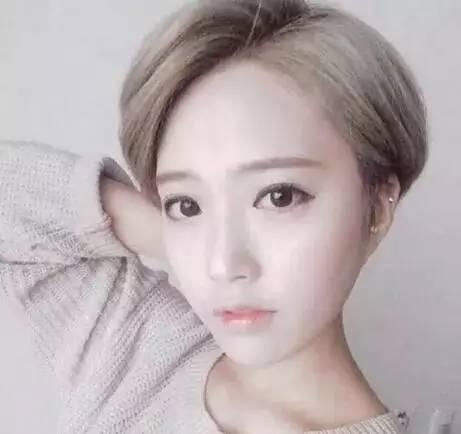 再随意染个特别的发色,轻松打造出帅气的干练短发