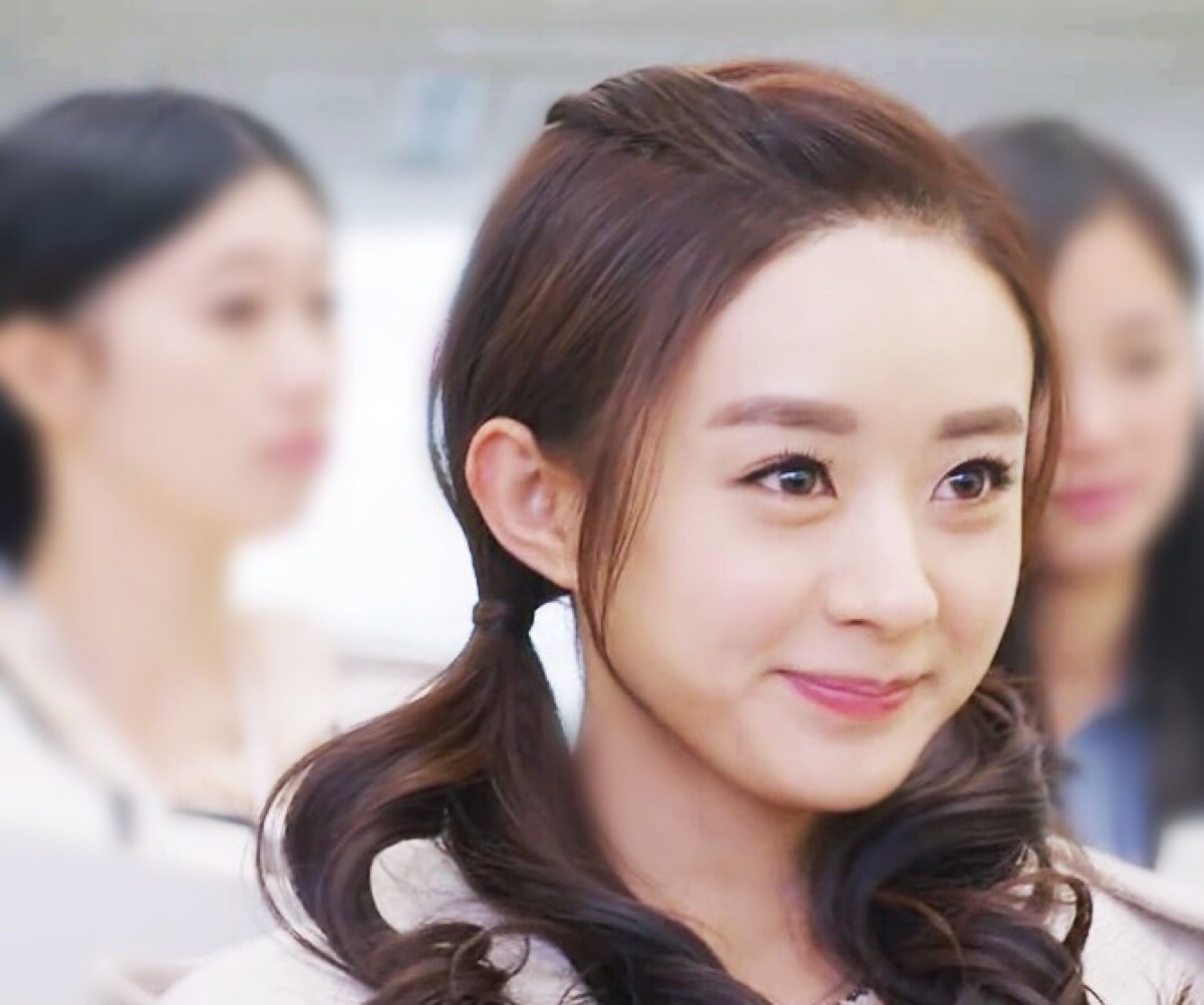 凭借自己乖巧甜美的形象和自然脱俗的演技,饰演了一个个娇俏可爱的小